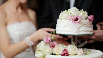 Cake wedding floors blur background roses 4k wallpaper