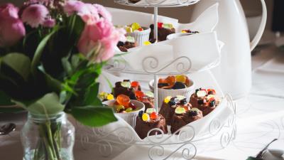 Cakes dessert serving still life 4k wallpaper