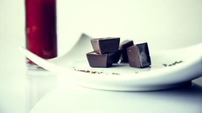 Candy chocolate plate 4k wallpaper