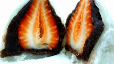 Candy cut strawberries stuffing 4k wallpaper