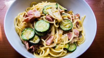 Carbonara spaghetti sauce meat vegetables 4k wallpaper