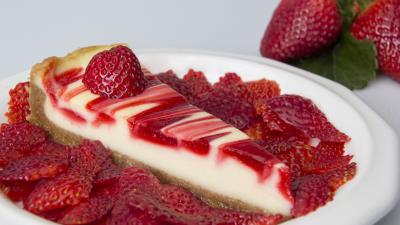 Cheesecake strawberries cakes dessert 4k wallpaper