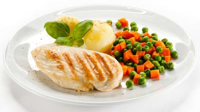 Chicken meat potatoes peas plate white background 4k wallpaper