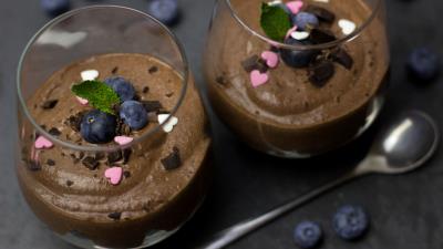 Chocolate blueberries dessert 4k wallpaper