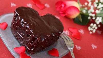 Chocolate cake heart dessert rose 4k wallpaper