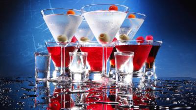 Cocktails drop blue background composition 4k wallpaper