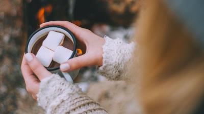 Cocoa marshmallows hands 4k wallpaper