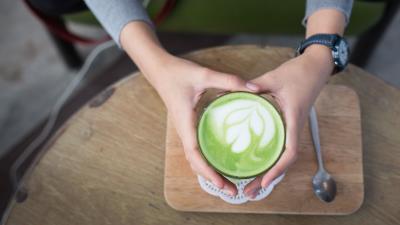 Coffee latte mint hands foam 4k wallpaper