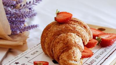 Croissant berries strawberries 4k wallpaper