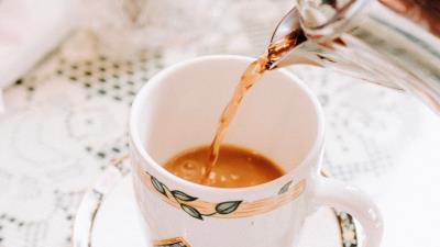 Cup tea pour 4k wallpaper