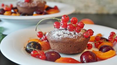 Cupcake currants berries powder dessert 4k wallpaper