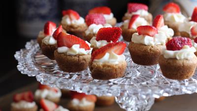 Dessert strawberry cream 4k wallpaper