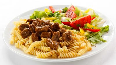 Dish pasta beef meat lettuce tomatoes 4k wallpaper