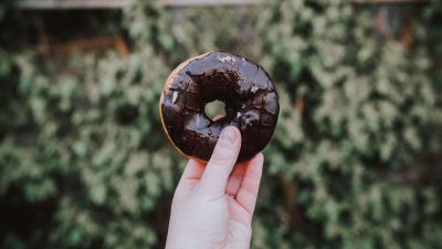 Donut hand chocolate 4k wallpaper