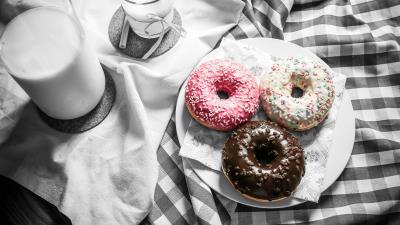 Donuts milk icing tablecloth 4k wallpaper