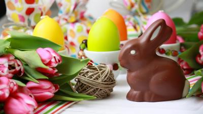 Easter bunny chocolate tulips eggs table 4k wallpaper