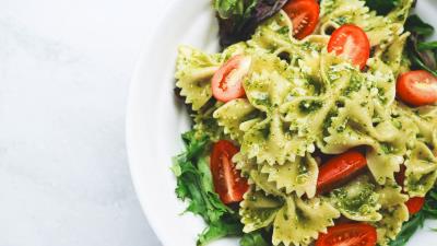 Farfalle pasta salad sauce cherry tomatoes 4k wallpaper