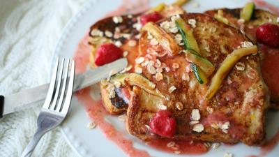 French toast courgette sauce strawberry 4k wallpaper