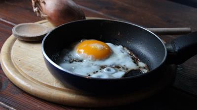 Fried eggs onion pan cutting board 4k wallpaper
