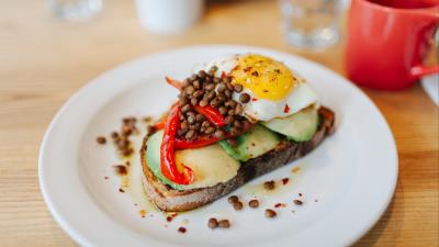 Fried eggs sandwich avocado breakfast 4k wallpaper