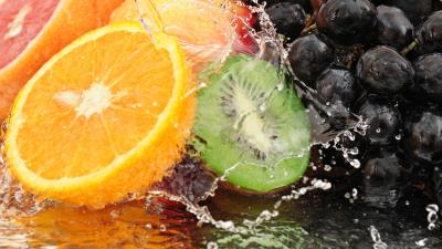Fruits grapes water spray cut 4k wallpaper