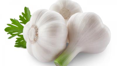 Garlic three head white background 4k wallpaper