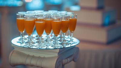 Glasses tray juice drink 4k wallpaper