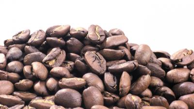 Grains coffee heap white background 4k wallpaper