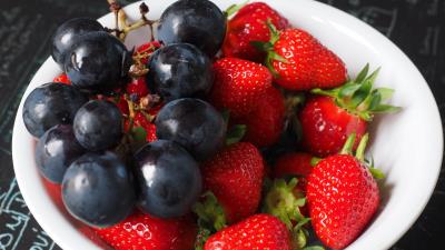 Grapes strawberries berries plate 4k wallpaper