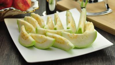 Guava fruit sliced 4k wallpaper