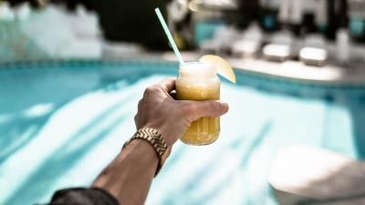 Hand glass cocktail 4k wallpaper