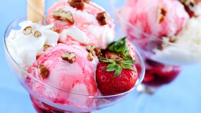 Ice cream dessert strawberry berry tubule nuts 4k wallpaper