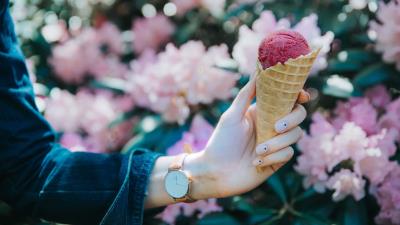 Ice cream ice cream cone hand 4k wallpaper