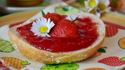 Jam strawberry chamomile 4k wallpaper