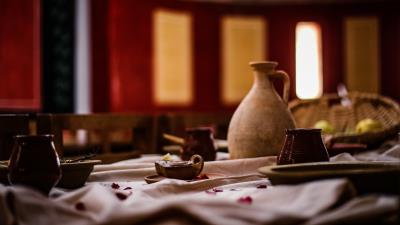 Jug dishes blur 4k wallpaper