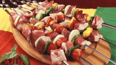 Kebabs meat small board skewers tomatoes onions peppers table 4k wallpaper