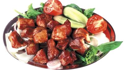 Kebabs meat vegetables cucumbers tomatoes onions plate white background green 4k wallpaper