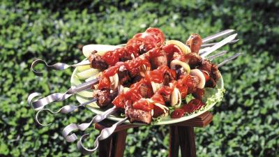 Kebabs meat vegetables cucumbers tomatoes skewers plate 4k wallpaper