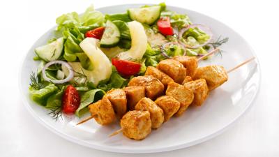 Kebabs salad plate 4k wallpaper