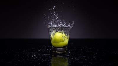 Lemon glass water spray 4k wallpaper