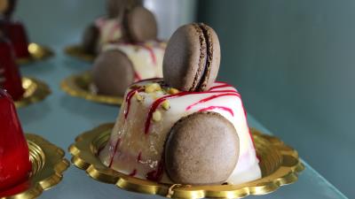 Macaron biscuits cakes pastries 4k wallpaper