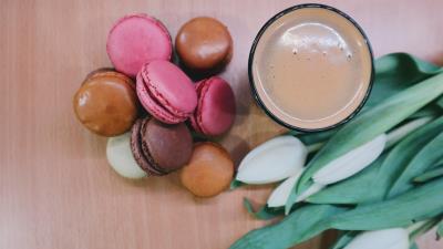 Macaron biscuits coffee tulips 4k wallpaper