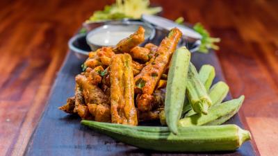 Meat chicken vegetables sauce dinner 4k wallpaper