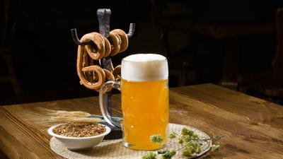 Mug beer light alcohol restaurant 4k wallpaper