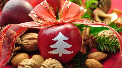 New year holiday table apples ribbon bow decoration walnuts pine needles pine cones cinnamon 4k wallpaper