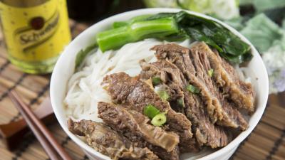Noodles beef vegetables 4k wallpaper
