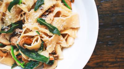 Noodles sauce cheese vegetables 4k wallpaper