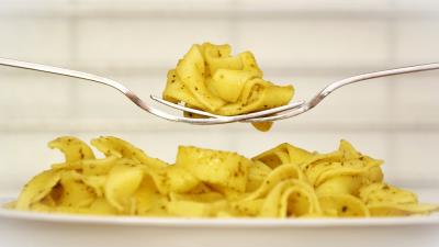 Noodles sauce fork 4k wallpaper