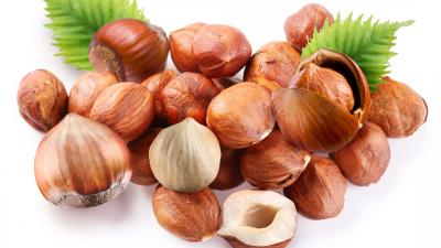 Nuts heap white leaves 4k wallpaper