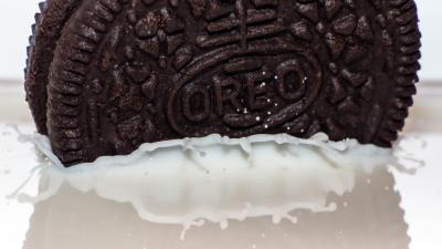 Oreo cookie milk close up 4k wallpaper